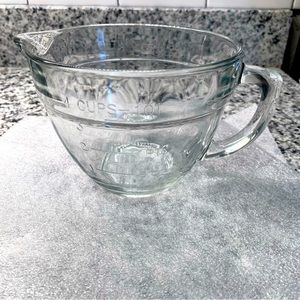 The Pampered Chef Small Batter Bowl w/Lid 4 cup / 32oz Excellent Condition!